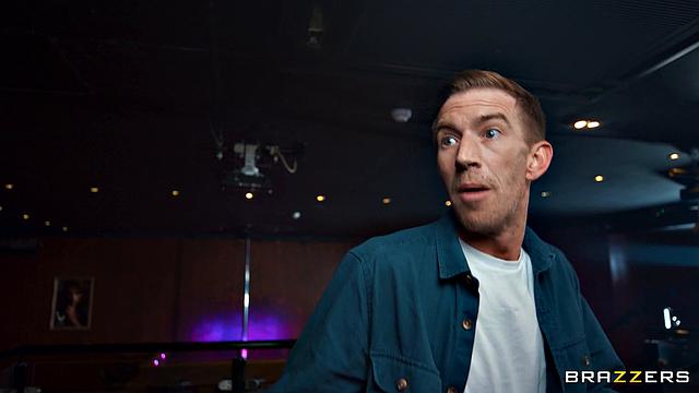 Брюнетка трахается на барной стойке и получает сперму на лицо