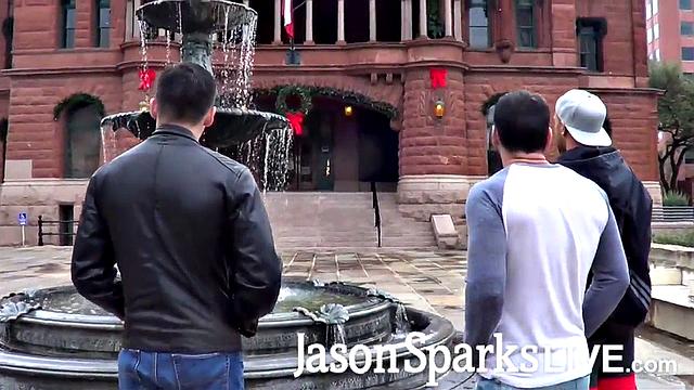 Алекс, Броган и Скотт жёстко трахаются втроём без резинки в Сан-Антонио