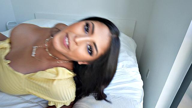 падчерица затыкает отчима горячим минетом