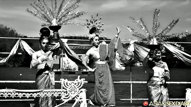 Азиатка в белье с пробкой в попке и страстным трахом на каблуках.