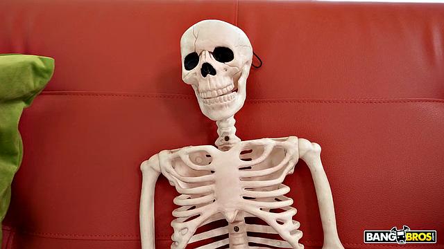 похотливая мачеха в костюме ангела трахает пасынка перед вечеринкой