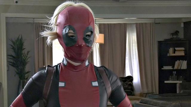 сводная сестра в косплее сосёт и катается на брате