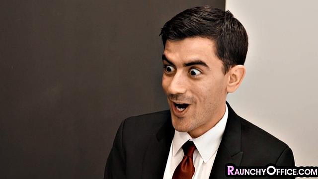 Стройная секретарша прыгает на члене начальника и не может остановиться.