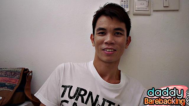 азиатский твинг трахается с зрелым папиком без резинки