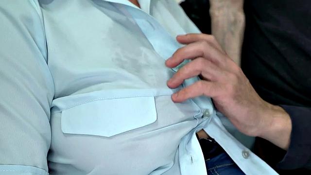 Plumber nympho granny gets pussylicked before riding lover's cock