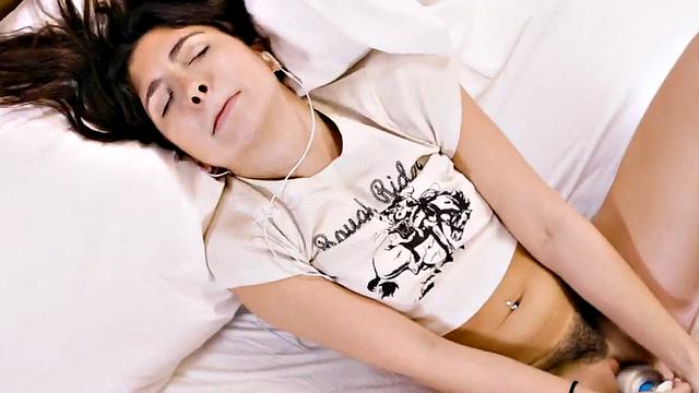 21yo chick enjoys Hitachi orgasm on casting