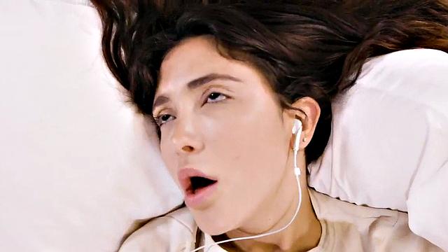 пышная брюнетка устраивает себе экстаз с хитачи на жёстком кастинге