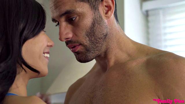 одержимость сводным братом выливается в жаркое тройничество на природе