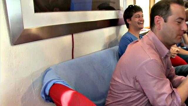 накачанный стриптизёр сосёт члену гостя прямо на вечеринке и не моргает