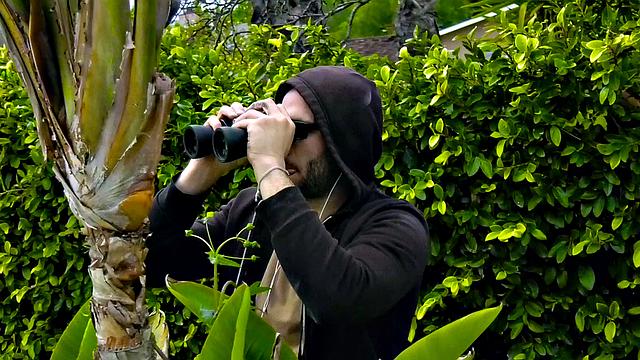 толстозадая брюнетка трахается у бассейна и в душе