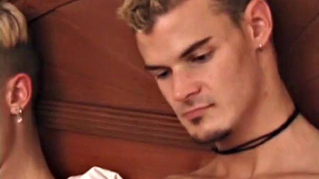 Шейн и Деррик на перегонки обслуживают друг друга и не могут остановиться, пока не кончат оба.