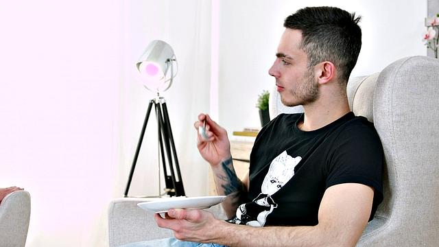 Teens Cornelia n Karry Share a Dick