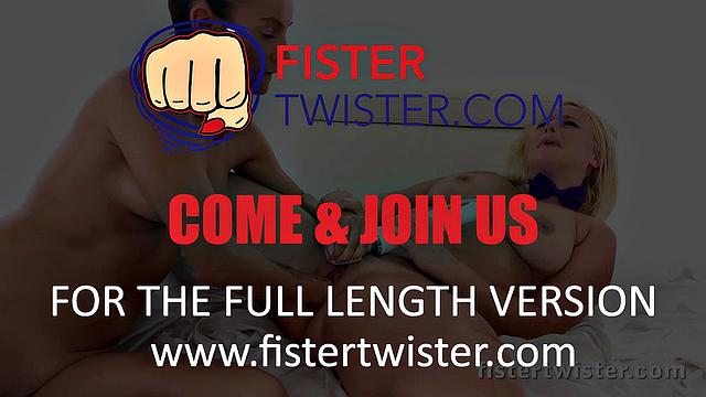 татуированная блондинка-милфа раздвигает письку и демонстрирует сочную задницу