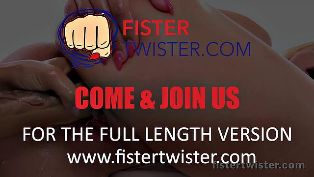 татуированная блондинка-милфа раздвигает письку и демонстрирует сочную задницу