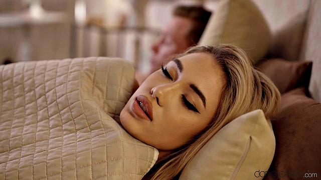 Рика Фане не устояла перед незнакомцем - страстный трах и сперма на губах в отеле