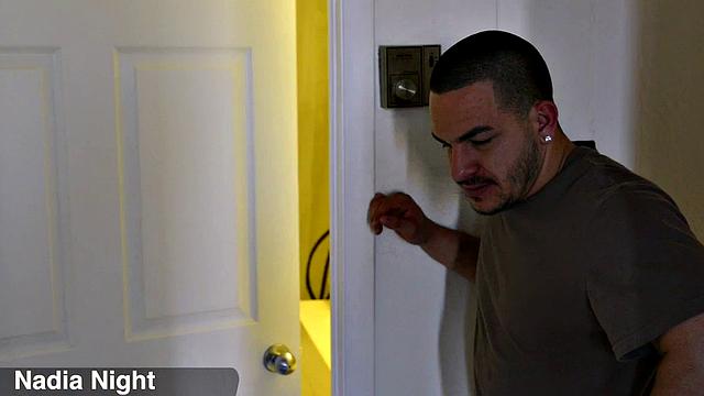 Надя сносит крышу сантехнику прямо в душе