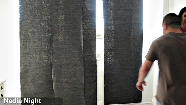 Надя сносит крышу сантехнику прямо в душе