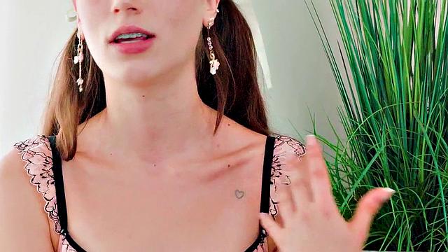 миниатюрная любительница сосёт член крупным планом