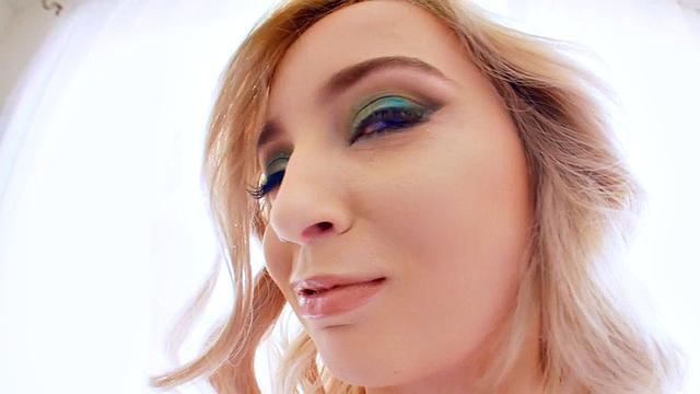 татуированная малышка раскрывает попку и шутит в камеру