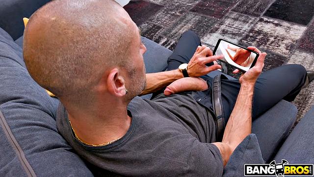 Джозефин Джексон дрочит в ванне, а Лука Ферреро кончает ей в пизду на диване после горячего минета и траха на камеру.