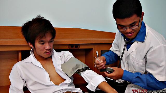 Азиатский парень получает анальный секс от доктора после осмотра.