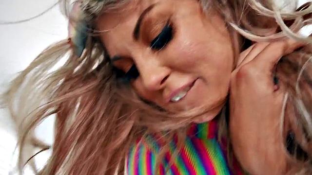 Блондинка с огромными сиськами и без комплексов - анальный юмор на диване