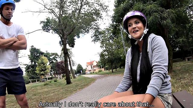 Дженнифер Мендес принимает чужой член при парне, кайфует от страсти