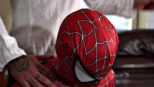 качок-косплеер дрочит и получает в жопу по-собачьи от татуированного парня