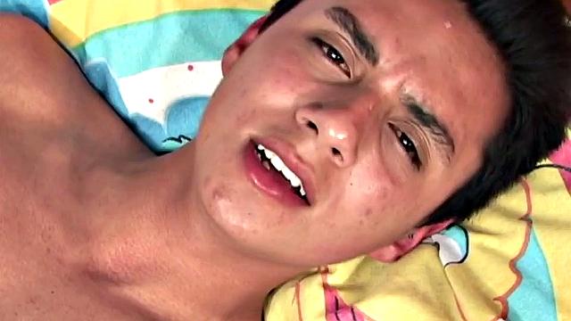 Stretched out on his bed, John sucks on a dildo. Once naked, that sex toy finds its way up his ass and the young man quickly gets hard.