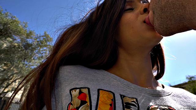 катя родригес сосёт в кинотеатре и трахается в отеле