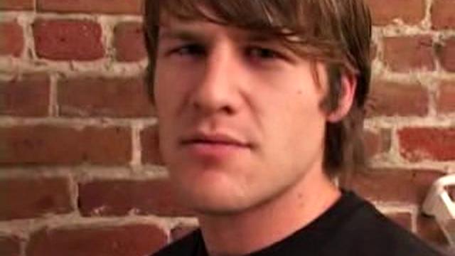 Алекс Вест дрочит мощно перед камерой для парней-гей зрителей.