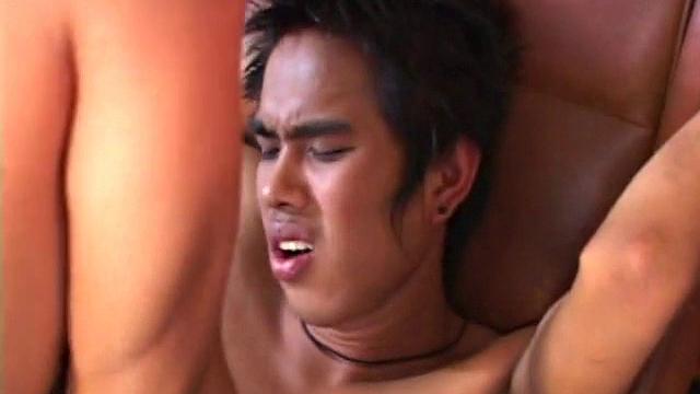 Asian twink gives head before pounding amateur's ass