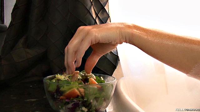 Келли Мэдисон готовит салат и щедро оголяет грудь