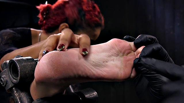 татушная рабыня слушается хозяина - игрушки и маленькие сиськи в игре