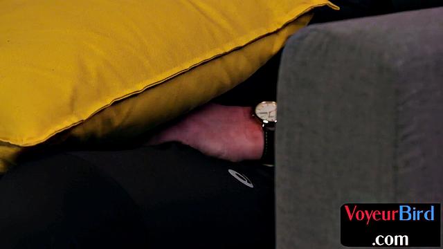 Зрелая развратница с большой грудью доводит парня до оргазма своим грязным языком и дразнит его телом.