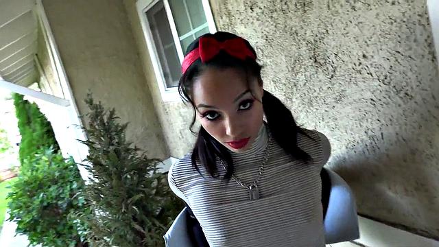 сосед сходит с ума по масляной гладкой письке покорной чернокожей