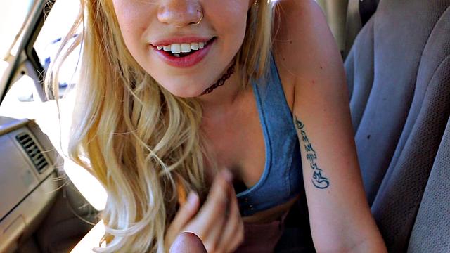 хиппи трахается за деньги на обочине с незнакомцем