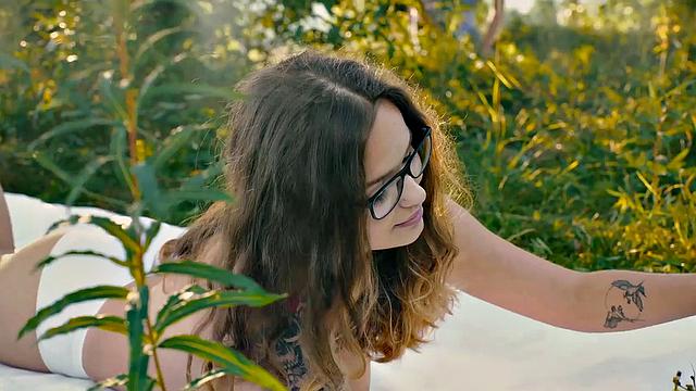 OLD4K. Girl is real full-blown whore who is nailed by old man in park