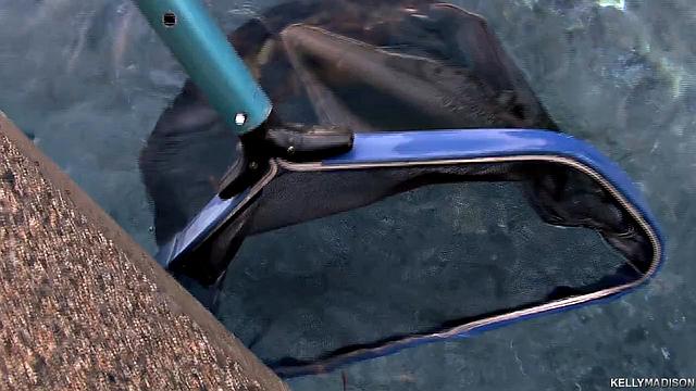 зрелая блондинка получает пальцами у бассейна