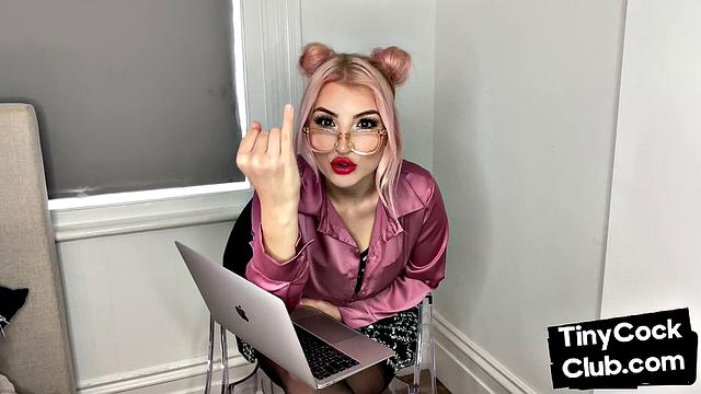 британская нимфоманка издевается над связанным пареньком с маленьким членом