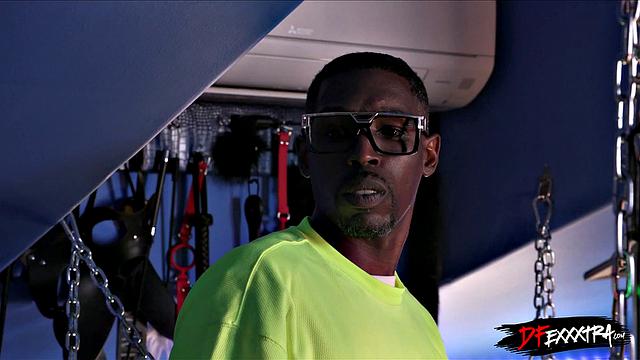 Джилл Тейлор стягивает трусики и сосет Рэйю Блэку