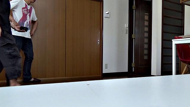 две худые азиатки врываются в жаркую групповуху в спальне