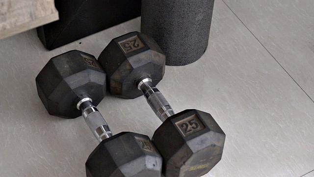 шикарная брюнетка в чёрном белье кайфует от анала и глотает сперму