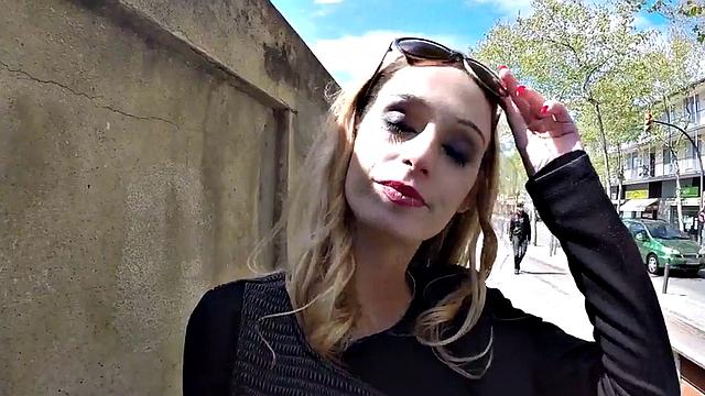 Сочная тёлка с большими сиськами скачет на члене прямо на улице