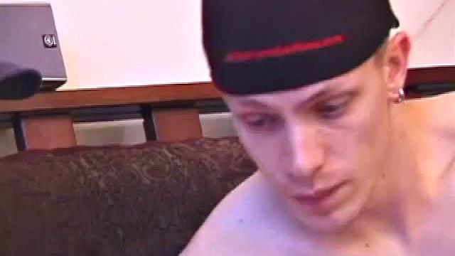 Шейн и Дейн медленно раздеваются и дрочат друг другу, пока не начинается жаркий минет