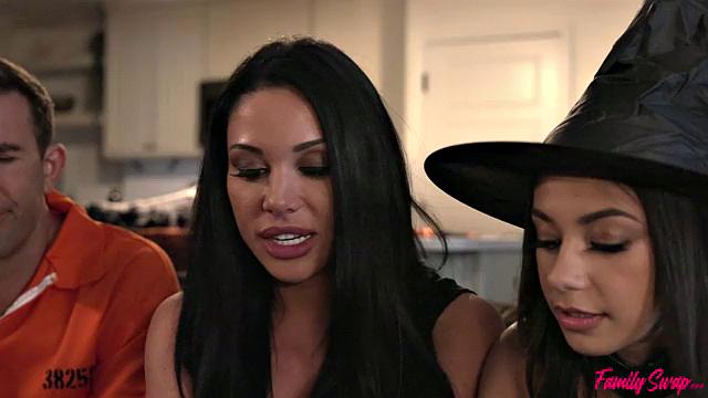 Дом с призраками: две бабы усмиряют похотливых духов трахом