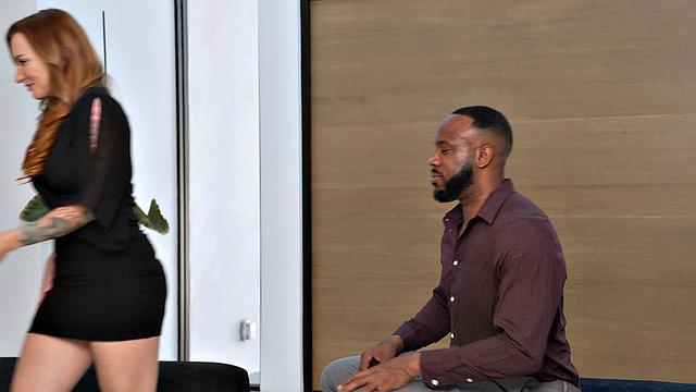 рыжая милфа отрывается с черным любовником на первом свидании