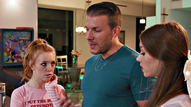 Две студентки и парень - первая тройка с Мади Коллинз и Майрой Моанс