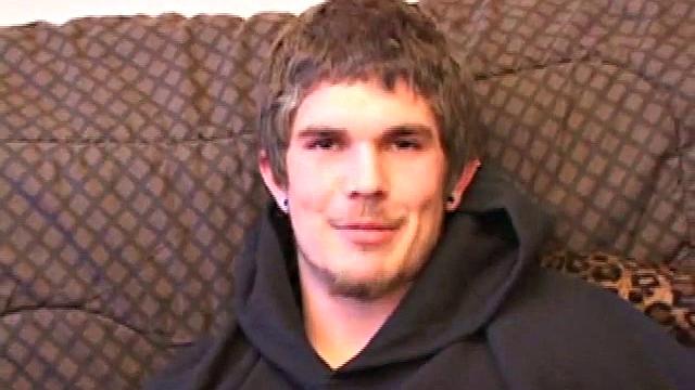 Скейтер-парень везунчасто дрочит