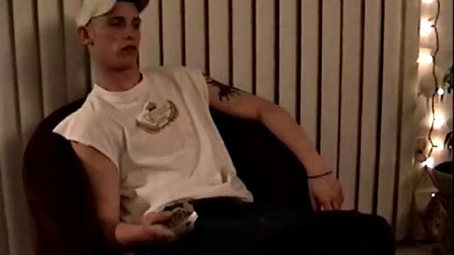 Маршалл впервые пробует мужской минет и сдается страсти.